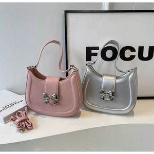 Nahaufnahme der Hobo-Tasche mit Metallschleife und glänzendem Leder in Pink und Silber
