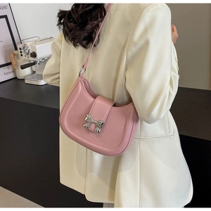 Detailaufnahme der rosa Halbmond-Achseltasche mit silberner Metall-Schleifen-Deko