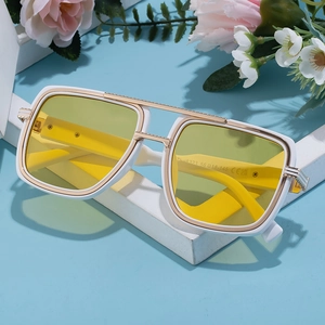 Lunettes de soleil carrées blanches et dorées avec verres jaunes sur fond bleu