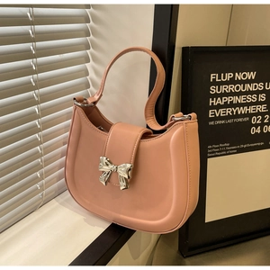 Detailansicht der rosa PU-Lederhandtasche mit silberner Schleife und breitem Griff