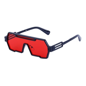 Lunettes de soleil steampunk rouges enveloppantes avec monture noire mate style cyberpunk