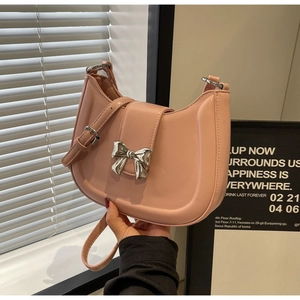 Detailansicht der rosa Satteltasche mit silberner Schleifenschnalle und mattem Kunstleder
