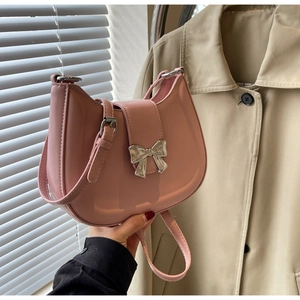 Detailansicht der rosa matten Lederhandtasche mit einer zarten silbernen Schleifendeko