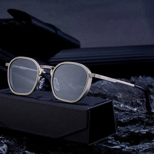 Lunettes de soleil carrées en métal avec monture industrielle rétro et verres foncés