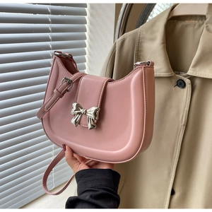 Nahaufnahme der rosa PU-Leder Handtasche mit Silberschleife und verstellbarem Riemen