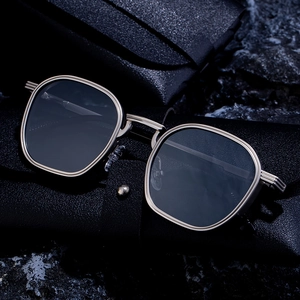 Lunettes de soleil carrées en métal avec double monture et étui en cuir sur roche