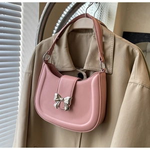 Detail der süßen rosa Hobo-Tasche mit silberner Schleifenschnalle und glatter Textur
