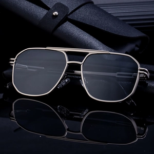 Classic pilot sunglasses with square metal frame and double bridge in light gold
