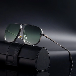 Quadratische Pilotensonnenbrille mit grauem Metallrahmen und Verlaufsgläsern auf Etui
