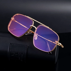 Modische quadratische Gold-Metall-Sonnenbrille mit blau-violett verspiegelten Gläsern auf Etui