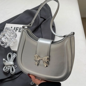 Silberne Metallic-Hobo-Tasche mit Schleifenverschluss und Kettenriemen im modernen Stil