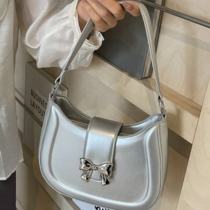 Silberne Metallic-Unterarmtasche in Halbmondform mit dekorativer Schleife und Schultergurt