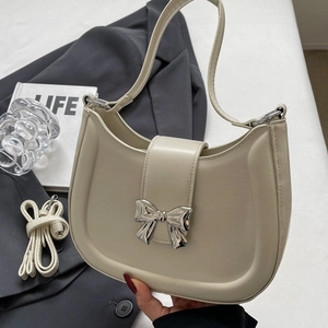 Elegante cremeweiße Leder-Achseltasche mit silberner Schleifenschnalle und Tragegurt