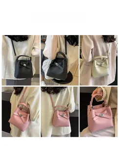 Bucket-Tasche in Schwarz Rosa und Beige mit Metallverschluss und Cross-Strap-Detail