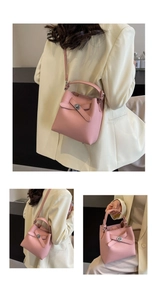 Detailaufnahmen der rosa Eimer-Tasche aus Leder mit Metallverschluss und Schultergurt