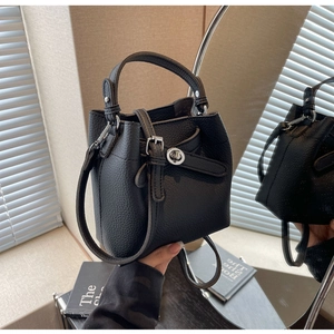 Detailansicht der schwarzen Beuteltasche aus Leder mit Silberverschluss und Riemen