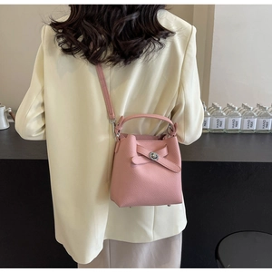 Rosa Eimer-Tasche aus strukturiertem Leder am Model zur Darstellung von Größe und Passform