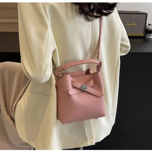 Detail der rosa Bucket Bag aus strukturiertem Leder mit silbernem Drehverschluss