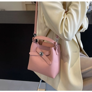 Detail einer rosa Beuteltasche mit silbernem Drehverschluss und Narbenleder-Struktur