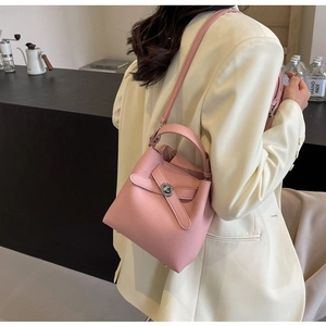 Detail der rosa Leder-Eimertasche mit silbernem Drehverschluss und Umhängeriemen