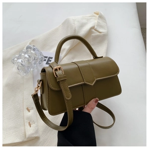 Minimalistische olijfgroene handtas met gouden hardware en V-vormige flapsluiting