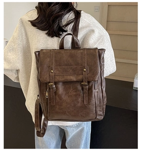 Detailansicht des dunkelbraunen Vintage-Rucksacks mit klassischen Metallschnallen