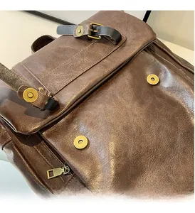 Details des braunen Vintage-Lederrucksacks mit Messing-Magnetschnalle und glatter Öltextur
