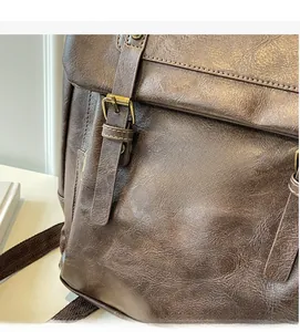 Nahaufnahme der Vintage Ledertextur in Dunkelbraun mit bronzener Metallschnalle
