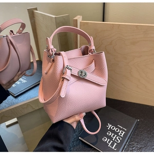 Detail der rosa Bucket Bag aus genarbtem Leder mit silbernem Drehverschluss