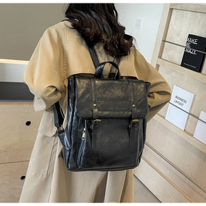 Details des Vintage-Rucksacks aus schwarzem Leder mit Metallschnallen und feinen Nähten