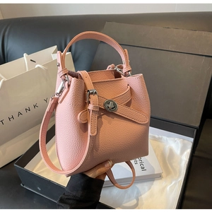 Detailansicht der rosa Eimer-Handtasche aus genarbtem Leder mit silbernem Drehverschluss