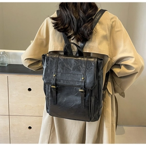 Details des schwarzen Vintage-Rucksacks mit Riemendesign und goldenen Schnallen