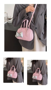 Detailansicht der rosa Muschel-Tasche mit silberner Schleife und abnehmbarem Gurt