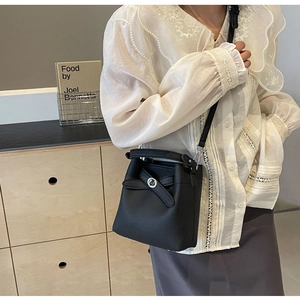 Detail der schwarzen Bucket Bag aus genarbtem Leder mit silbernem Drehverschluss