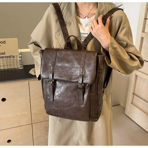 Detailansicht des dunkelbraunen Vintage-Lederrucksacks mit Retroschnallen und Textur
