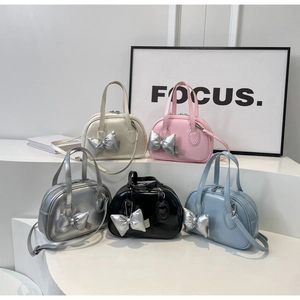 Nahaufnahme von fünf bunten Umhängetaschen mit Metallic-Schleifen auf Display-Treppen