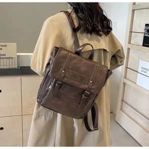 Detailansicht der dunkelbraunen Retro-Leder-Rucksack-Textur und Seiten-Reißverschluss