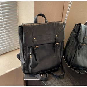 Details des schwarzen Vintage-Lederrucksacks mit Klappverschluss und Metallschnallen
