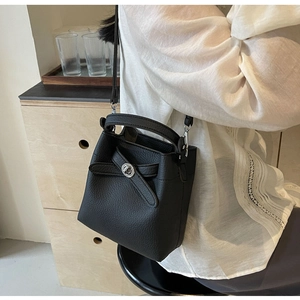 Detail der schwarzen Beuteltasche aus genarbtem Leder mit silbernem Drehverschluss