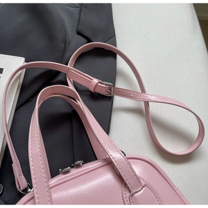 Detailansicht der hellrosa Muscheltasche mit feiner Lederstruktur und Silber-Reißverschluss