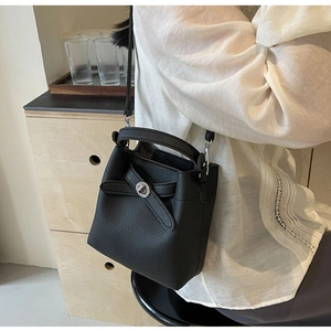 Detail der schwarzen Beuteltasche aus genarbtem Leder mit silbernem Drehverschluss