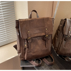 Detailansicht des dunkelbraunen Retro-Rucksacks mit PU-Leder-Struktur und goldenen Beschlägen