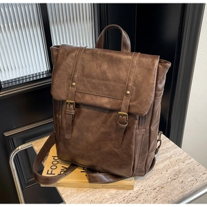 Detailansicht der dunkelbraunen Vintage-Rucksack-Textur mit Metallschnallen-Akzenten