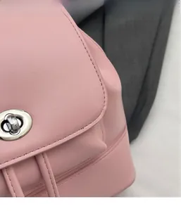 Dettaglio dello zaino mini in similpelle rosa con chiusura a rotazione in metallo argento