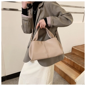 Detailansicht der beigen PU-Tasche mit Mittelnaht und verstellbarem Crossbody-Riemen