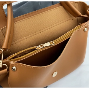 Innenansicht der braunen Handtasche aus Kunstleder mit Gold-Reißverschluss und Magnetverschluss