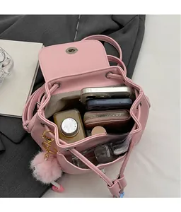 Interno del mini zaino in pelle rosa che mostra la grande capacità per gli oggetti