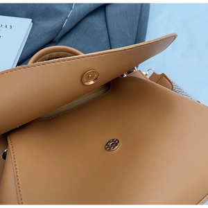 Detailansicht des Magnetverschlusses und der feinen Nähte an brauner Lederhandtasche