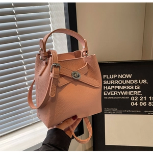 Detail der rosa Bucket-Bag aus strukturiertem Leder mit silbernem Drehverschluss