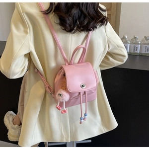 Vista posteriore dello zaino rosa mini in ecopelle con ciondolo e chiusura a scatto
